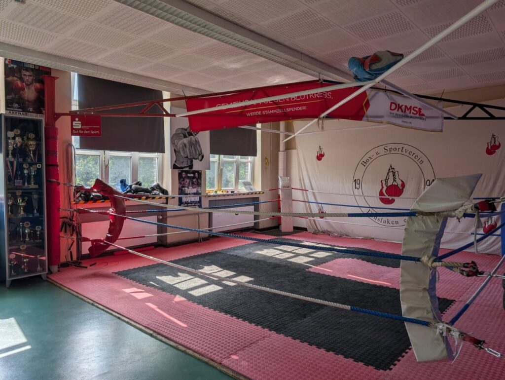 Boxring 2 aus der Seitenansicht in der Trainingshalle des Box- und Sportvereins Dinslaken e. V.
