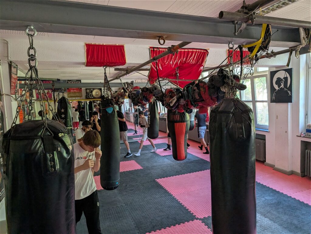Trainingsraum mit Sandsäcken im Box- und Sportverein Dinslaken e. V.