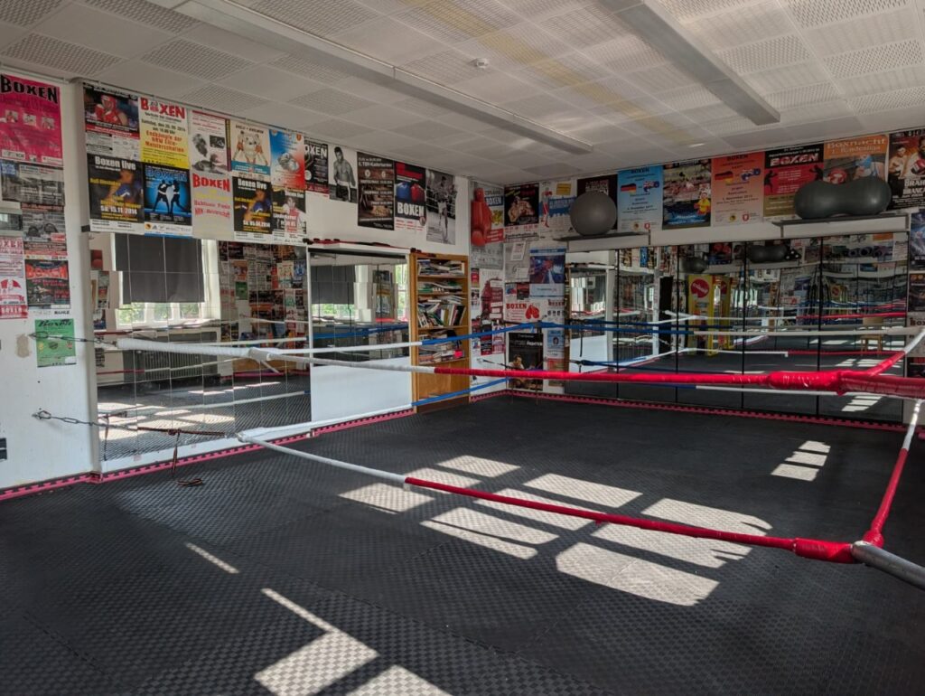 Boxring 1 aus der Seitenansicht in der Trainingshalle des Box- und Sportvereins Dinslaken e. V.